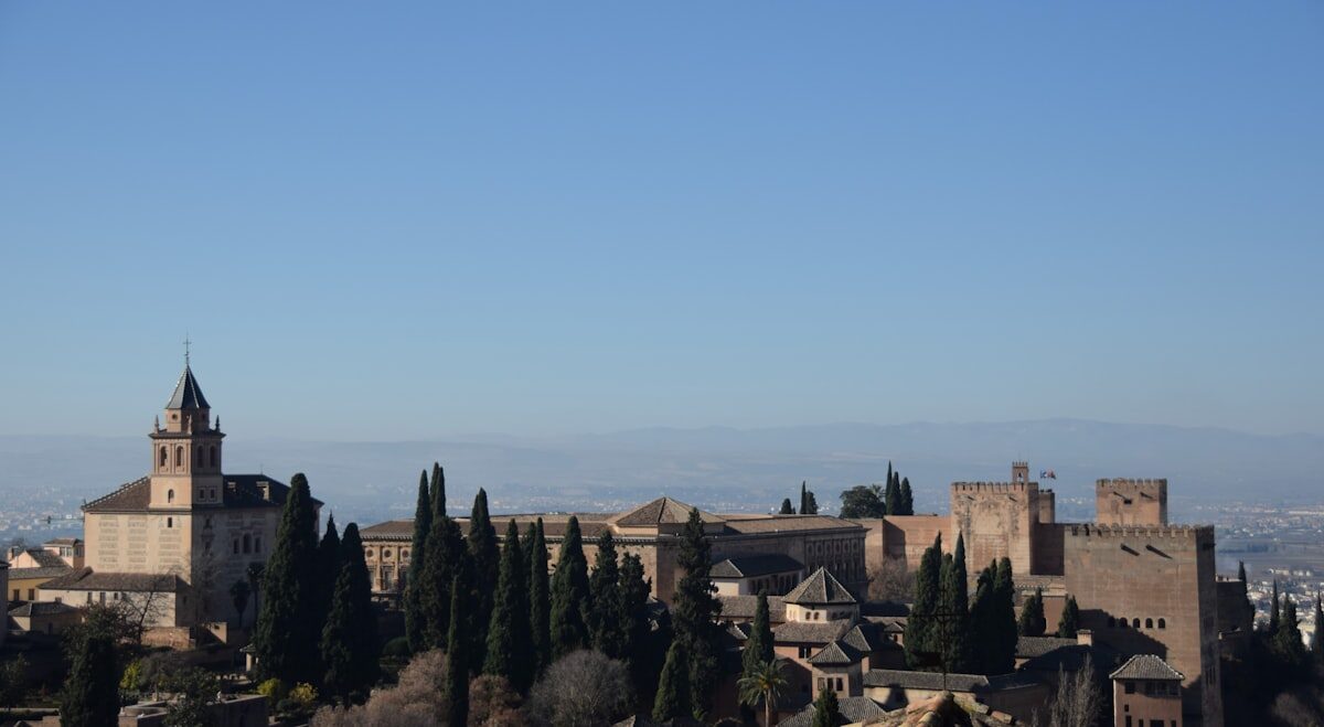 Palais de l'Alhambra sous un ciel bleu — Grenade