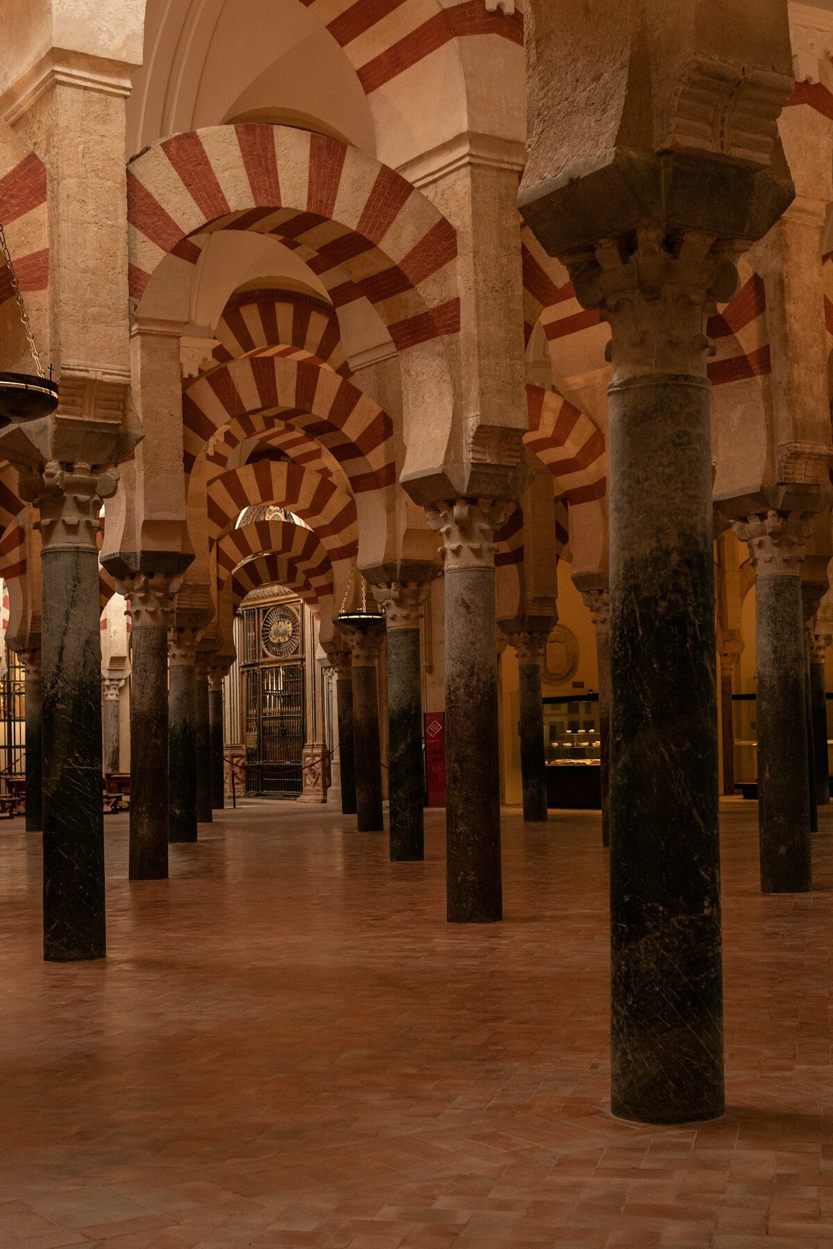Colonnes de la mosquée de Cordoue — arcs bicolores