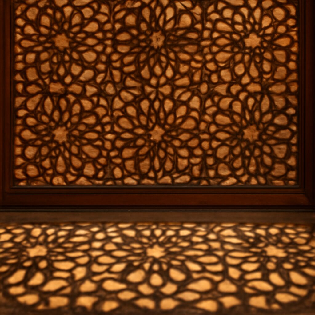 Architecture islamique ornée de zellige et calligraphie arabe