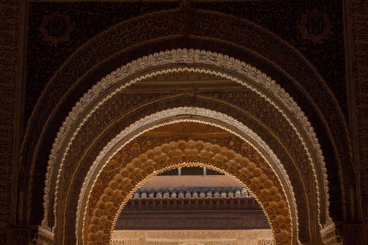 Arabesques islamiques du palais nasride de l'Alhambra, Grenade, Espagne