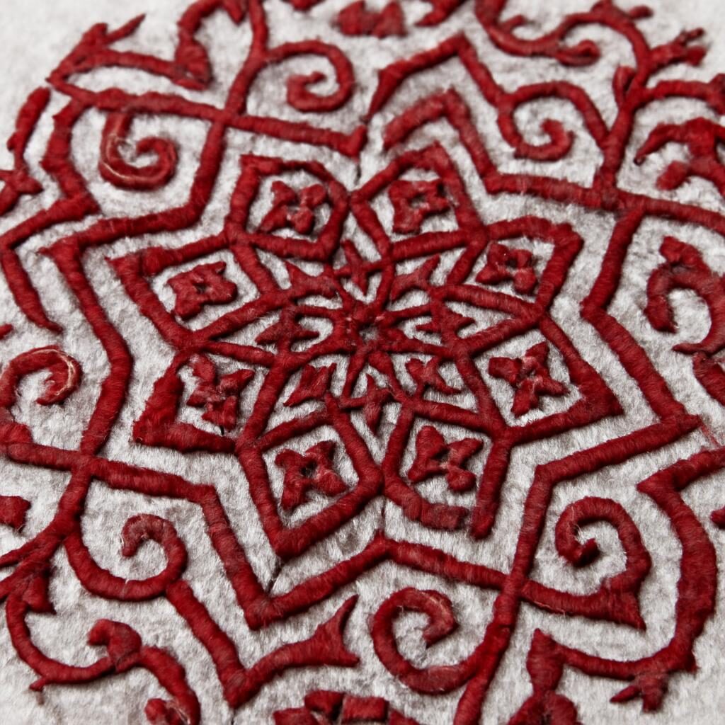Broderie de Fès sur lin blanc avec motifs géométriques en fil de soie rouge, style traditionnel marocain