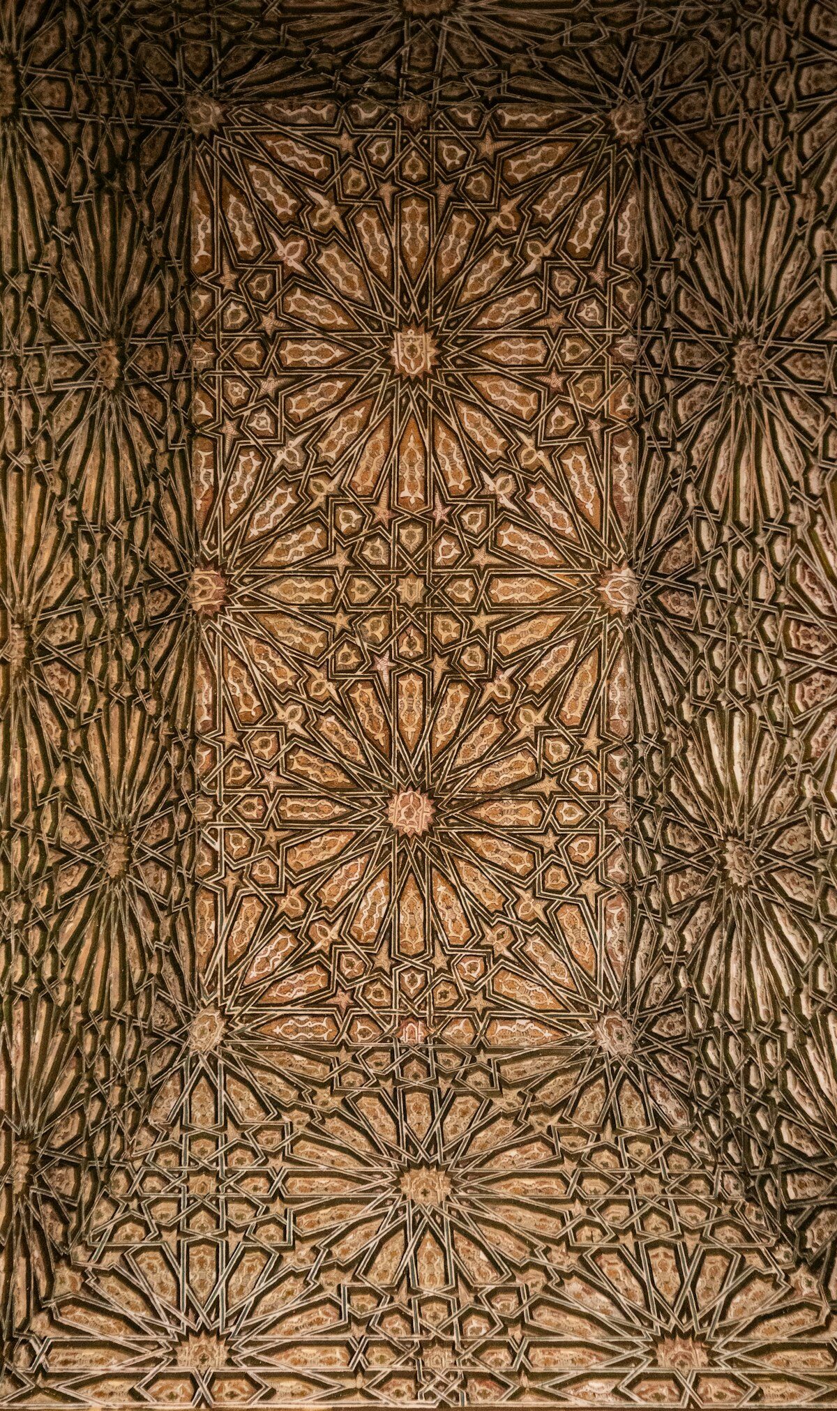 Gravure géométrique sur bois — art islamique Marrakech