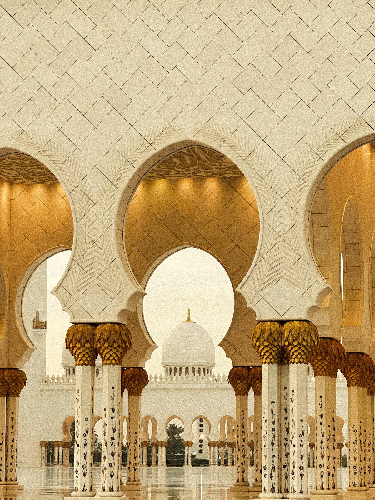 Arcs et colonnes d'une grande mosquée
