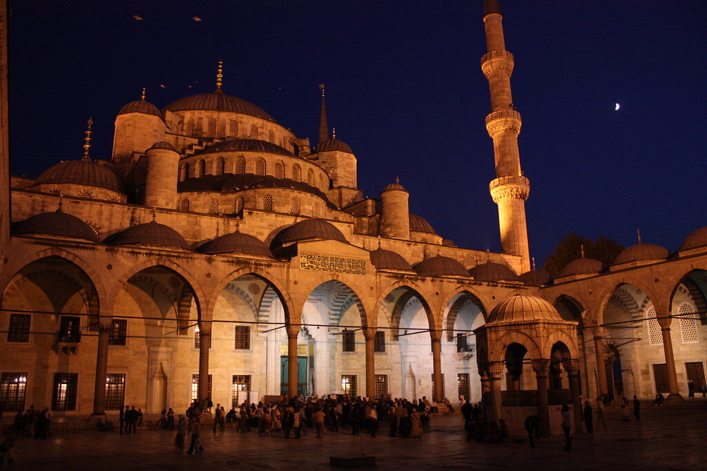 Architecture de la Mosquée Bleue d'Istanbul, vue intérieure de la coupole — comparaison avec Cordoue
