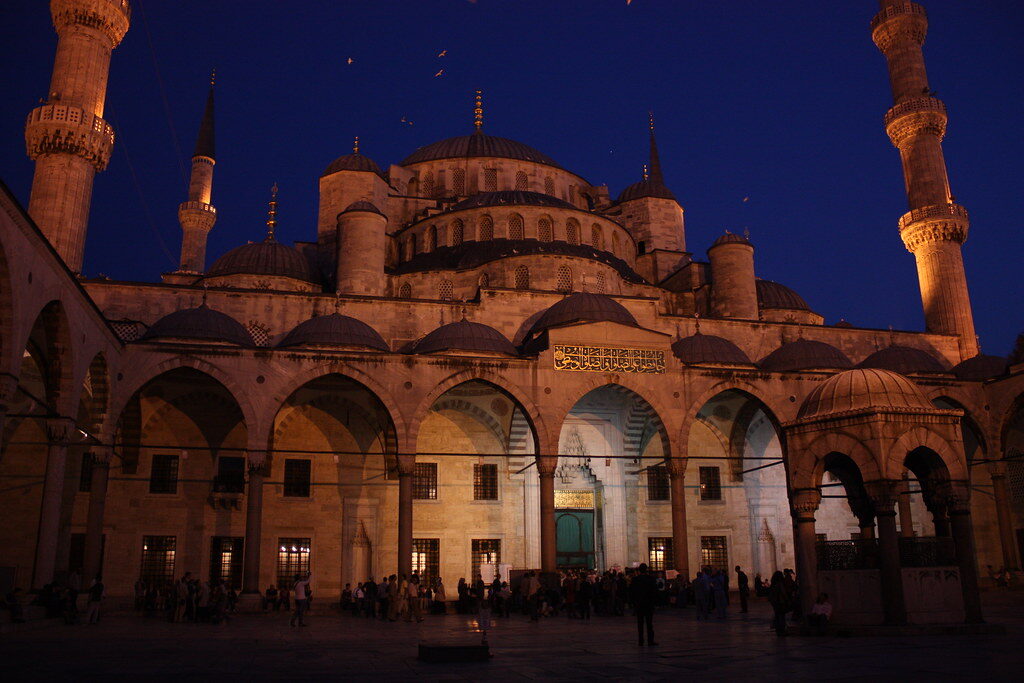 Vue extérieure de la Mosquée Bleue Sultanahmet à Istanbul — comparaison architecturale