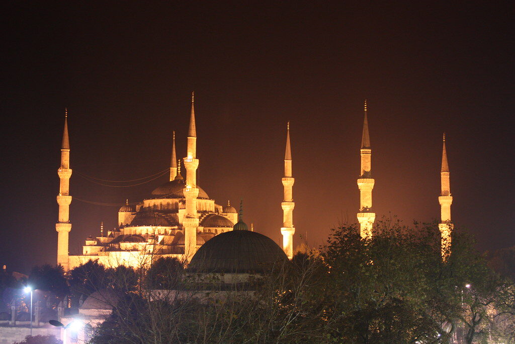 Mosquée Bleue d'Istanbul avec ses minarets et sa coupole — architecture islamique classique