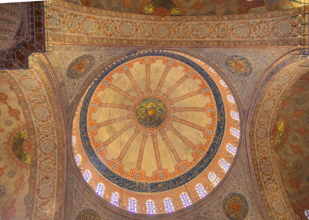Dôme à muqarnas décoré d'une mosquée
