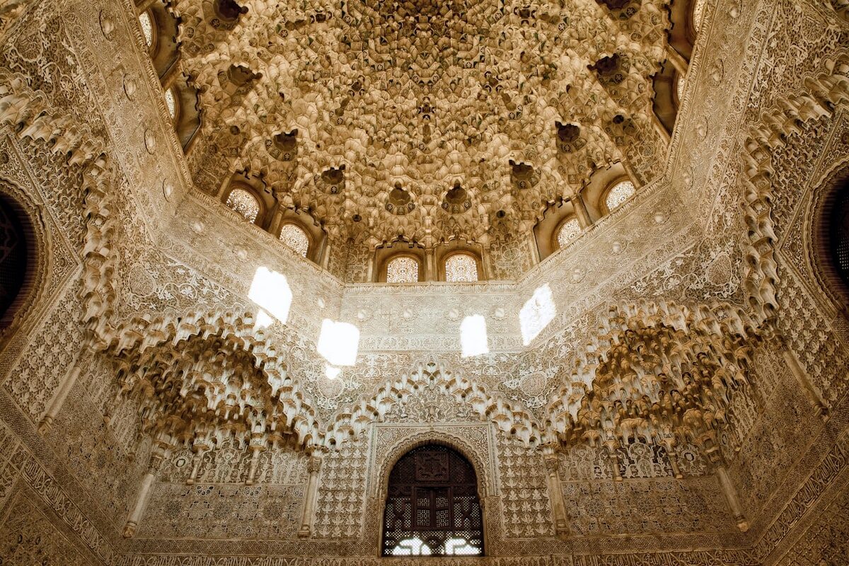 Intérieur de l'Alhambra de Grenade — voûtes et arcs