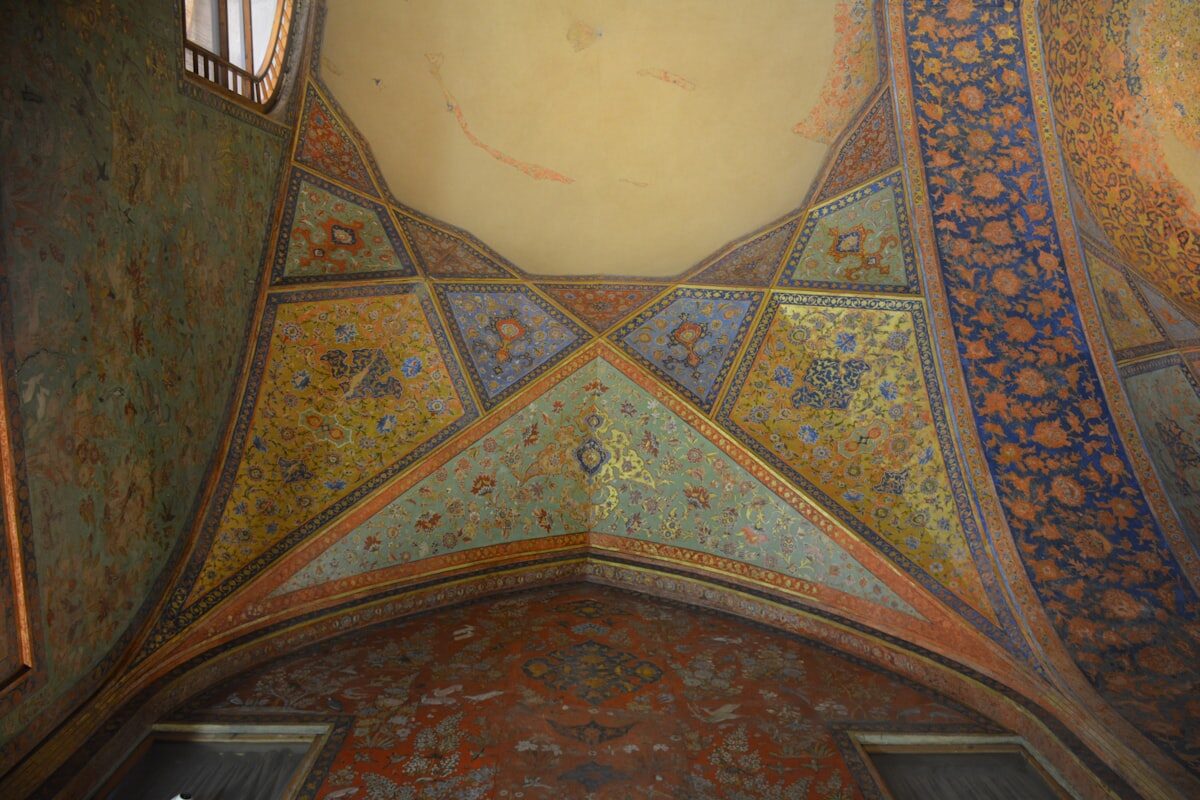 Plafond géométrique orné de motifs floraux islamiques