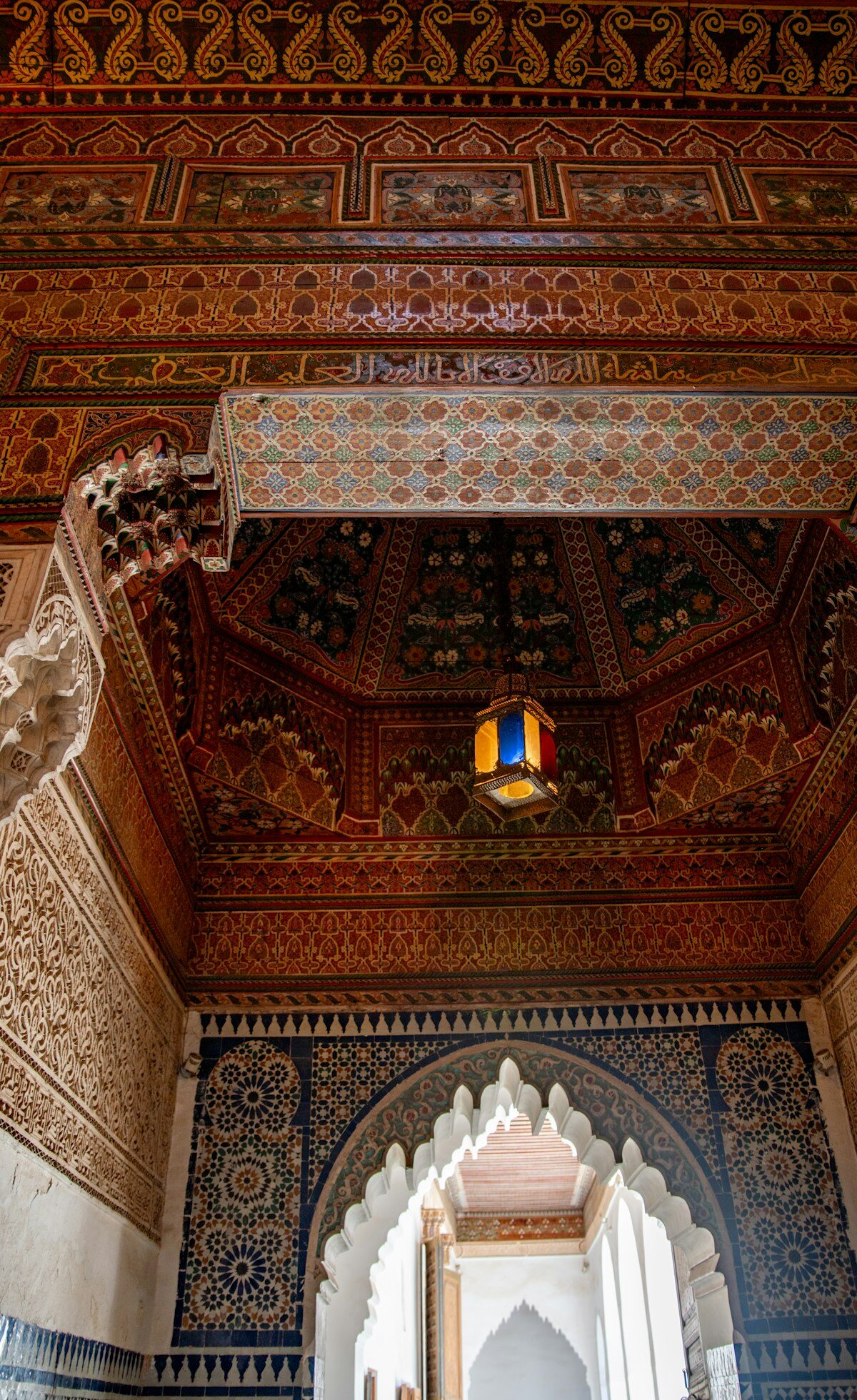 Plafond marocain avec motifs géométriques et lanterne en métal
