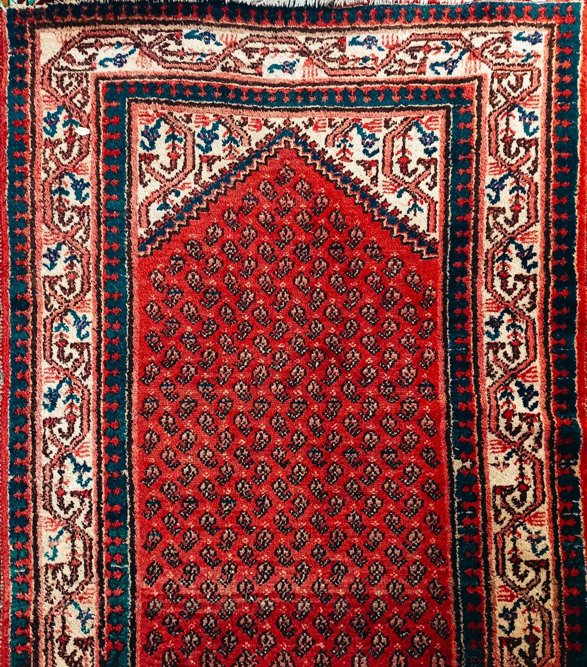 Tapis persan rouge à motifs orientaux