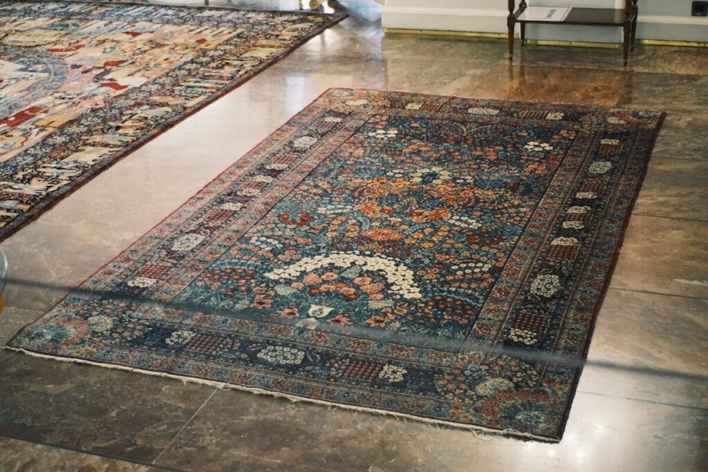 Tapis persan orné sur sol en bois poli
