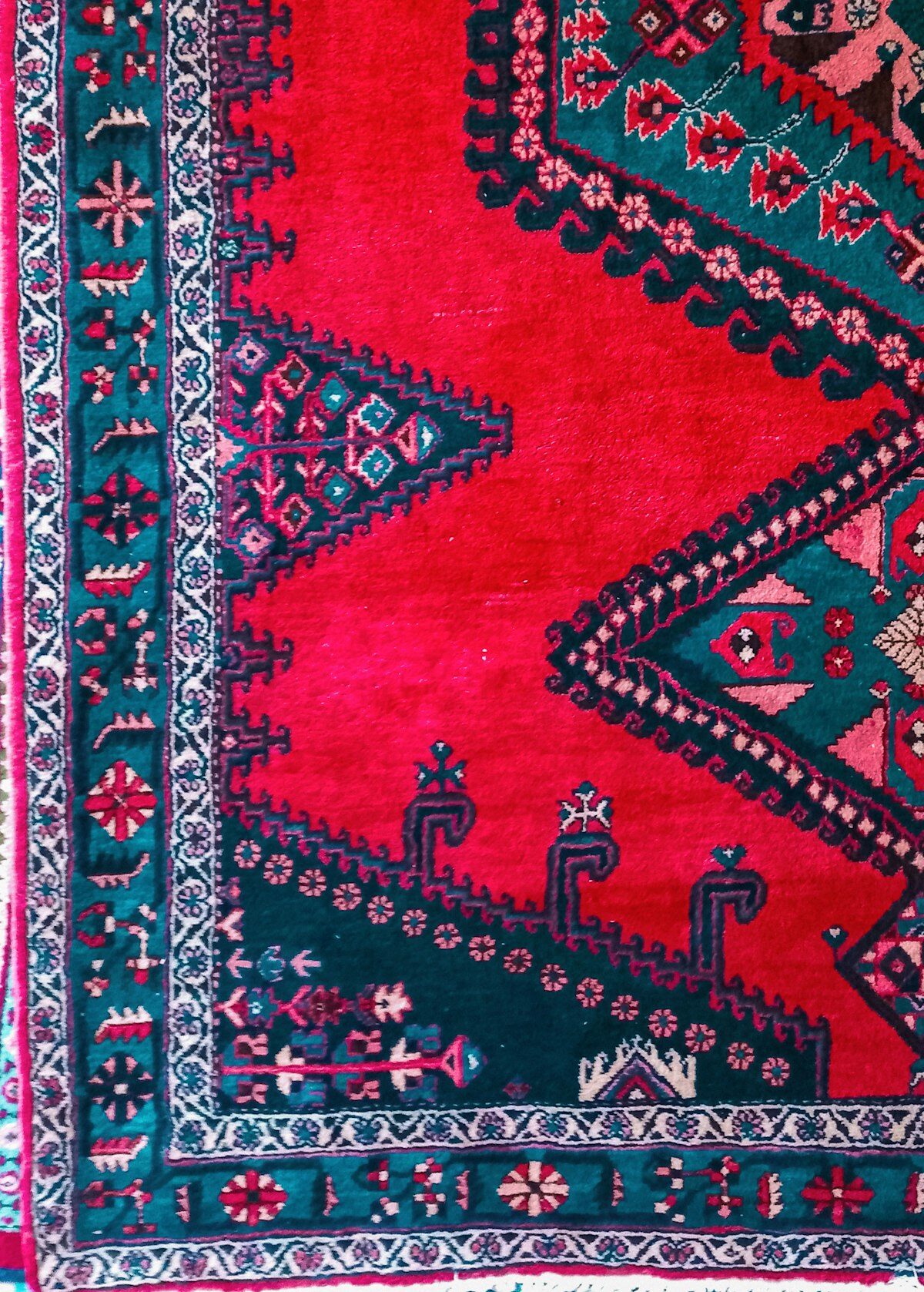 Tapis persan coloré avec motifs traditionnels